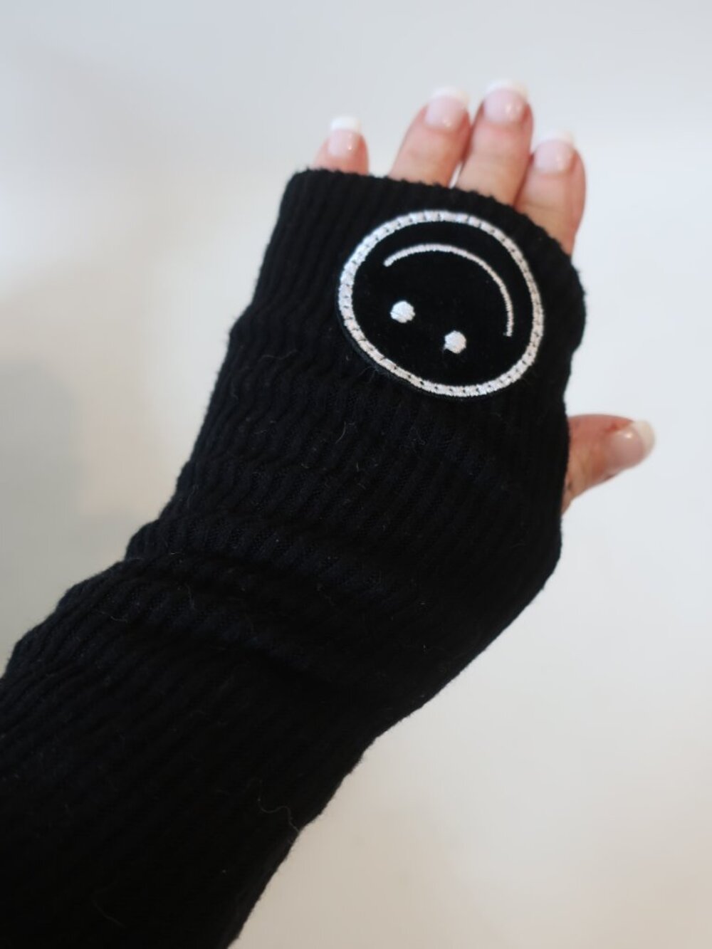 NWT Lauren Moshi Black Meliani Smiley Patch (Item-4) Ribbed Fingerless Gloves OS - Picture 3 of 5